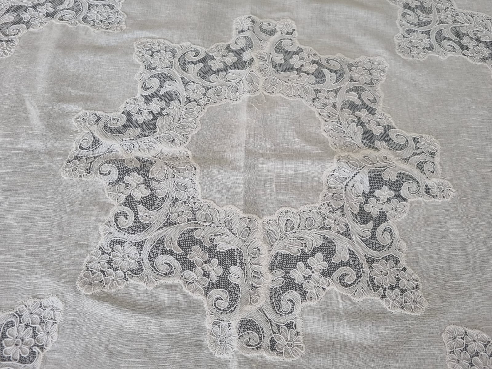 Tris Lino Francese e Pizzo Rebrodè I Maestri Del Ricamo Balza Bassa - Biancheria da sogno Pedata