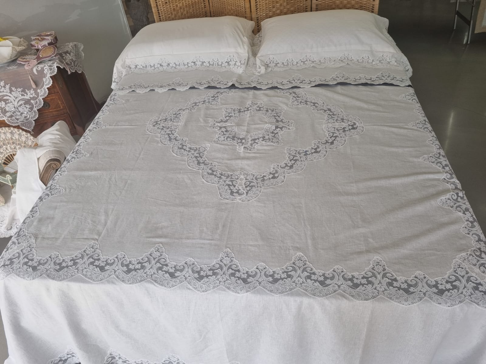 Tris Lino Francese e Pizzo Rebrodè I Maestri Del Ricamo Balza Bassa - Biancheria da sogno Pedata