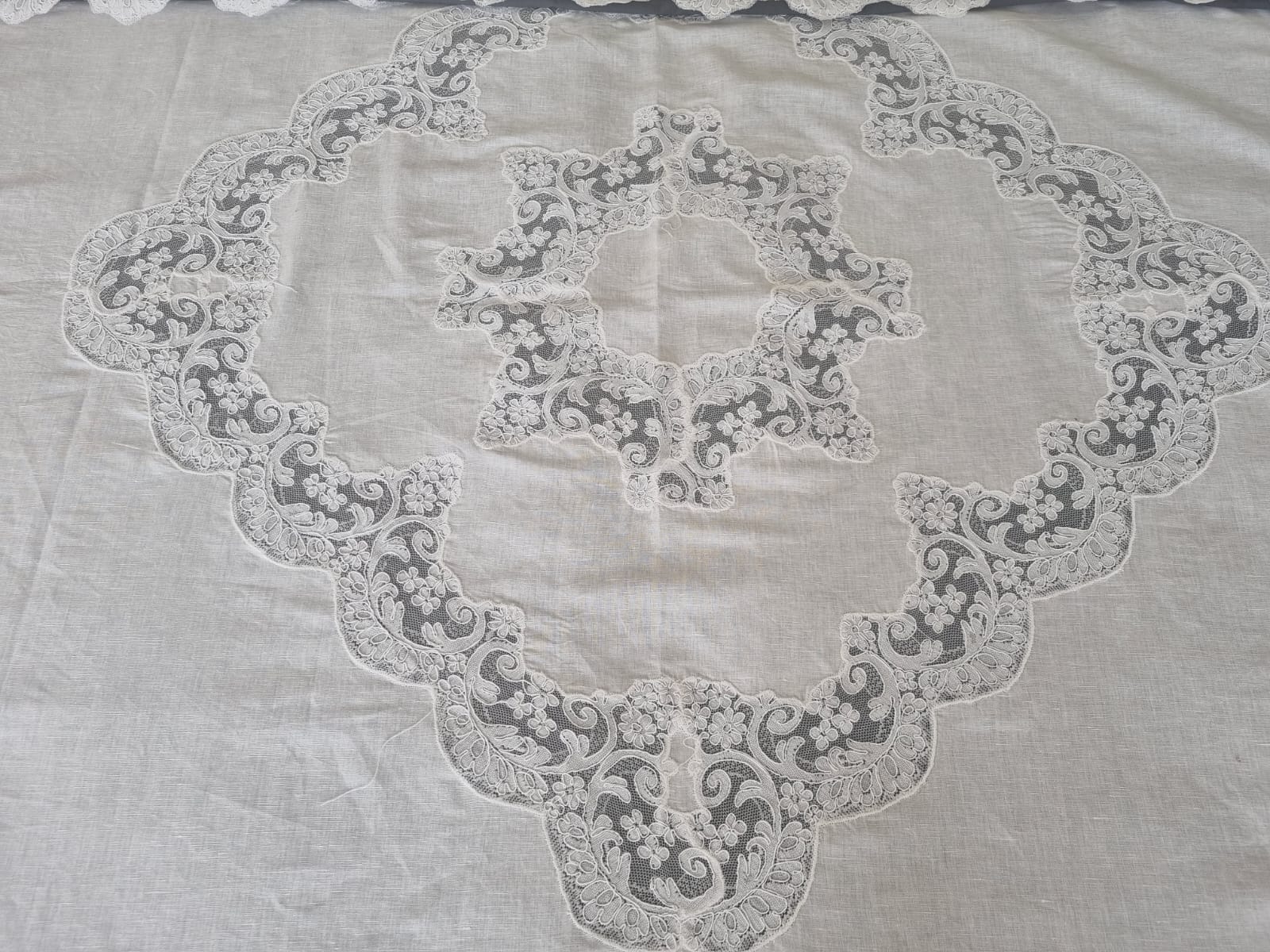 Tris Lino Francese e Pizzo Rebrodè I Maestri Del Ricamo Balza Bassa - Biancheria da sogno Pedata