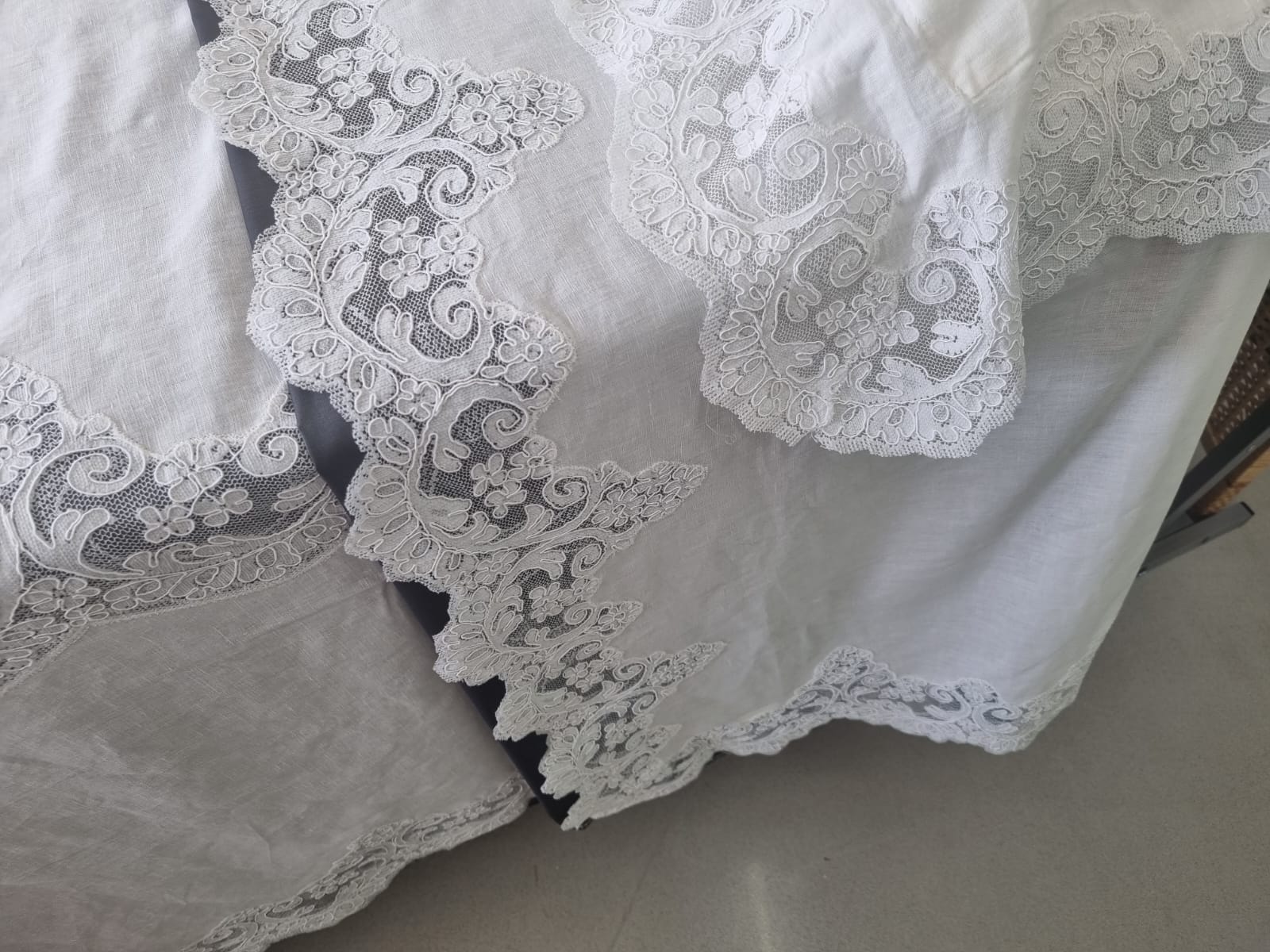 Tris Lino Francese e Pizzo Rebrodè I Maestri Del Ricamo Balza Bassa - Biancheria da sogno Pedata